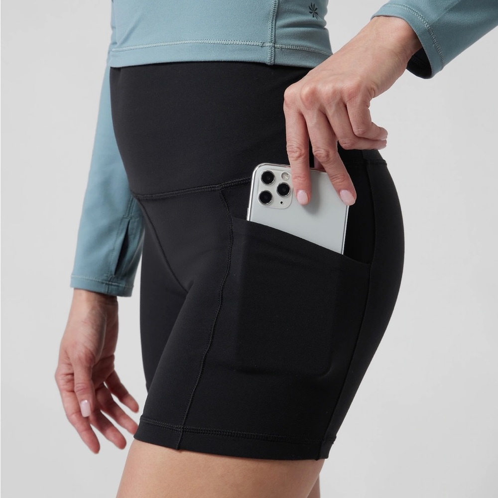 Athleta Salutation Stash Pocket ll 5” Short